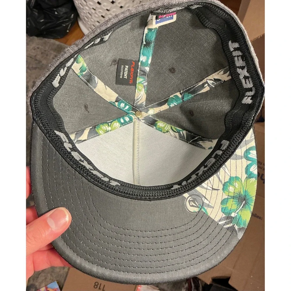 VTG‎ Y2K Volcom Flexfit Hat Mens Grey Black Flat Brim Floral Interior Sz S M
